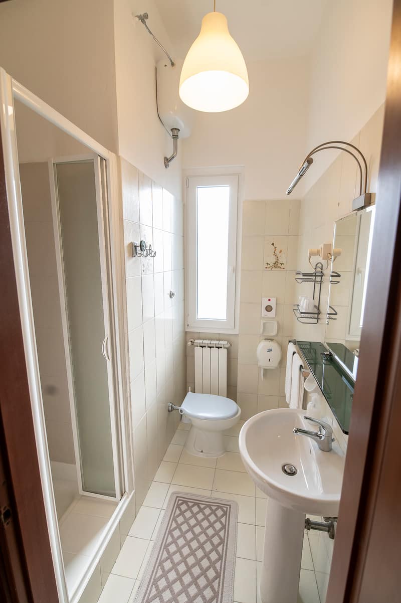 Bagno con doccia e finestra